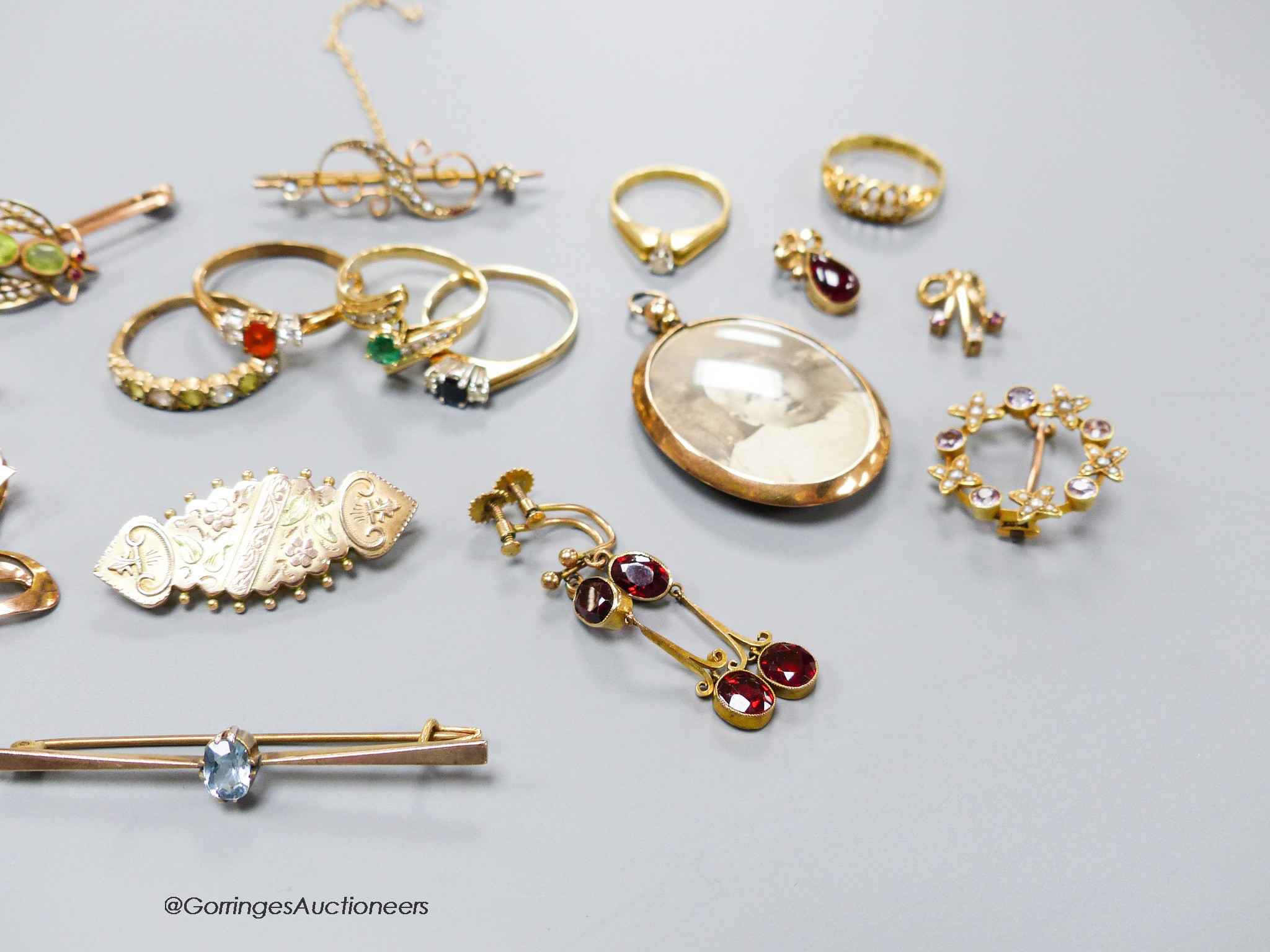 Mixed jewellery including a 9ct and gem set bug brooch, 47mm, two colour 9ct gold brooch, 9ct Art Nouveau pendant, three other 9ct brooches, a 9ct locket, three 9ct and gem set rings, a pair of 9ct and garnet earrings, (